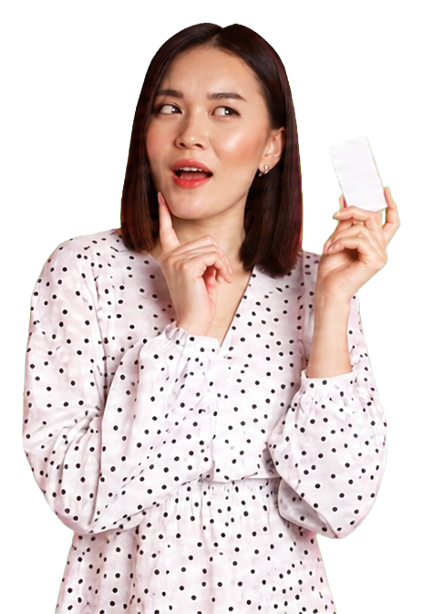 データのポイントを解説する女性