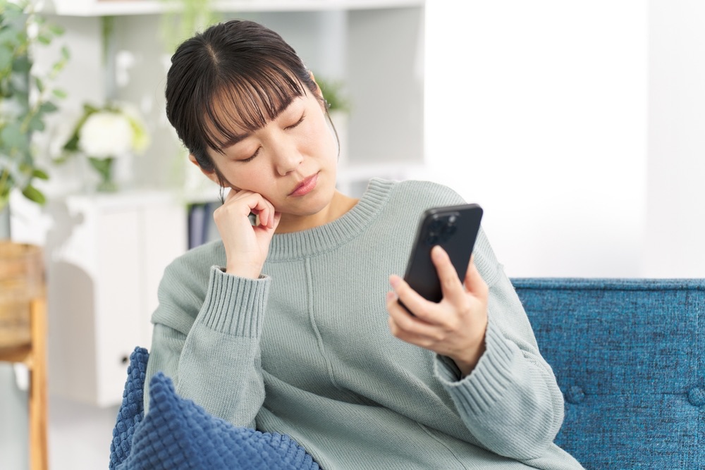 デート後に一人でメッセージの内容を考える日本人女性