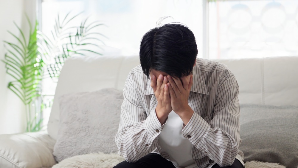 婚活が思うように進まず一人で悩む日本人男性