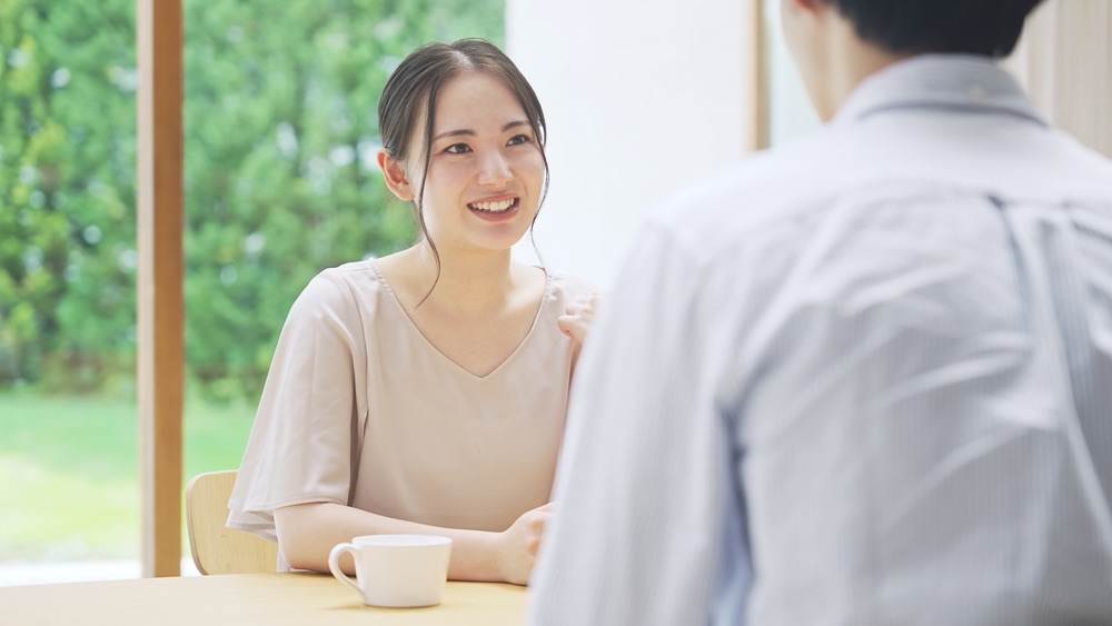 お見合いで相手の話を受け止めながら会話する日本人の男女
