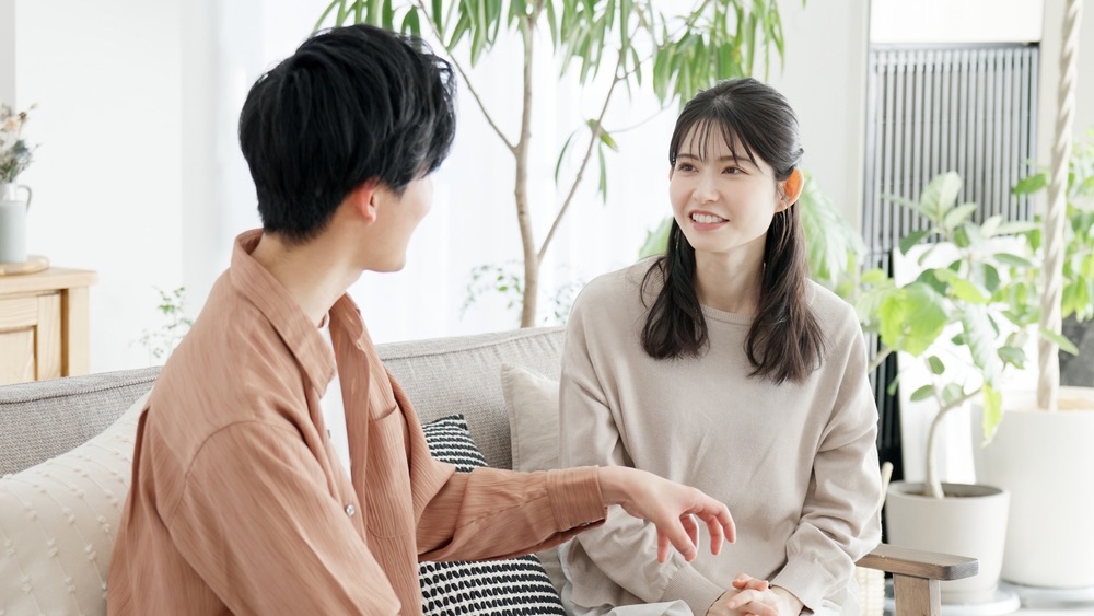 お互いの気持ちを話しながら関係を育てる日本人カップル