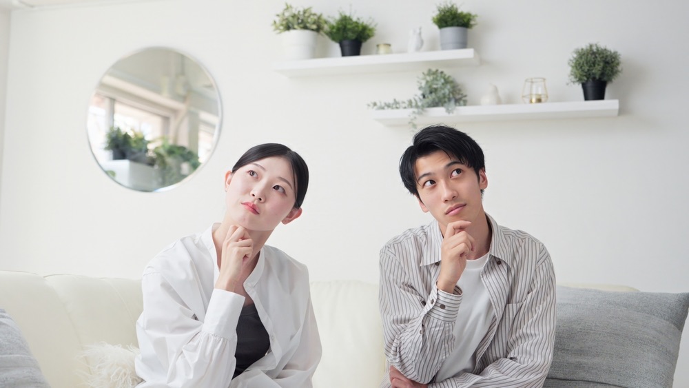 婚活について考えながら疑問を整理する日本人男女