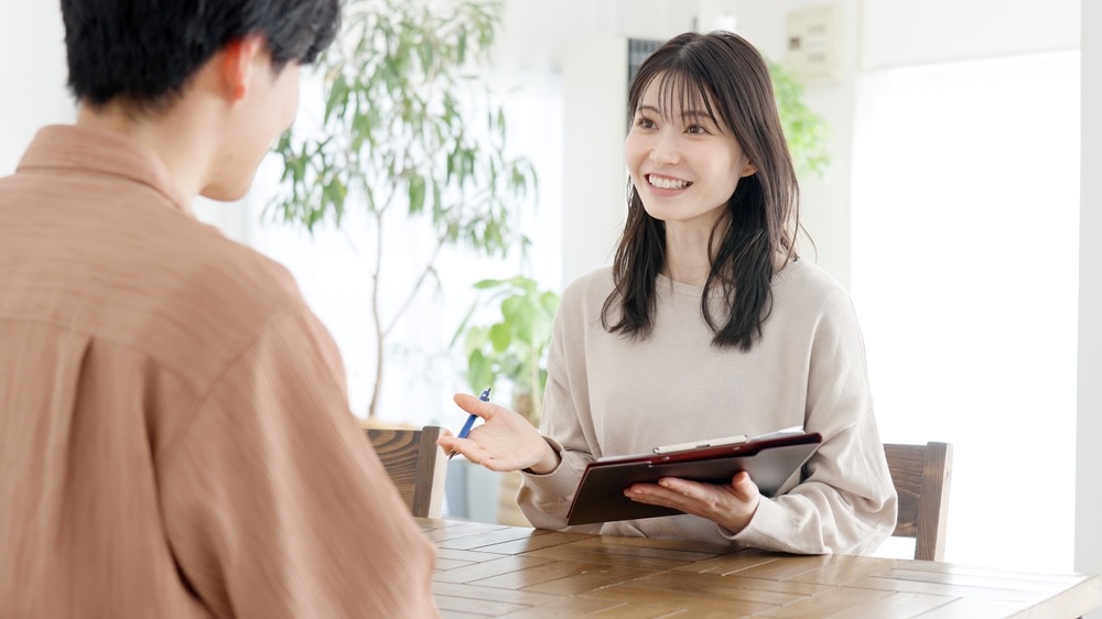 女性カウンセラーへ婚活の悩みを相談する日本人男性