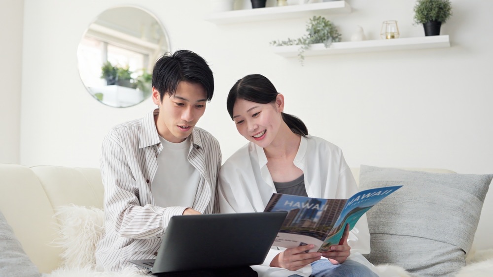 活動開始前に二人の希望や予定を整理する日本人男女