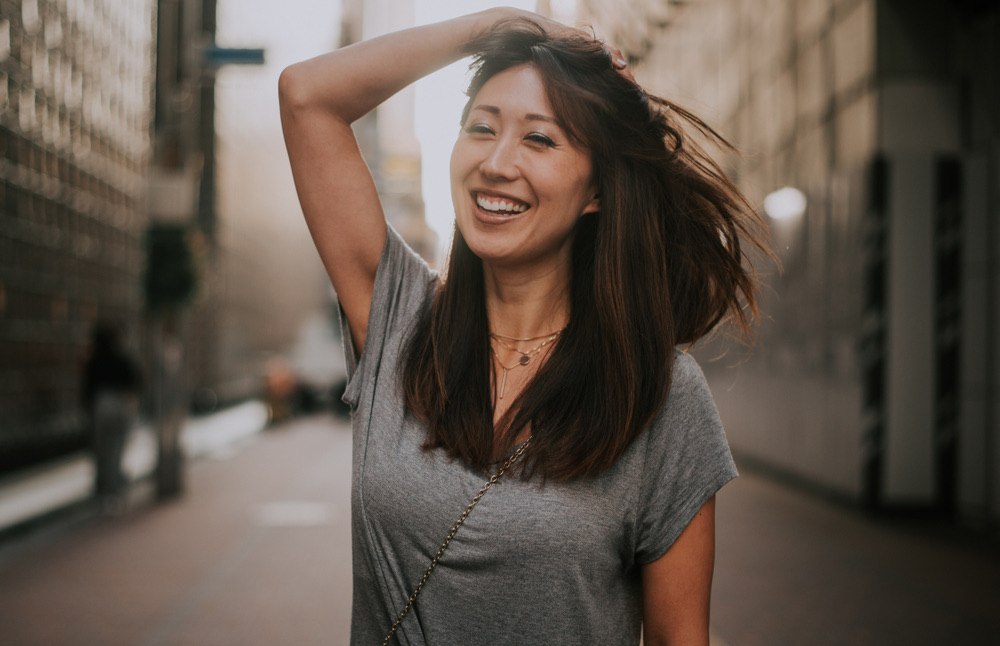 自然な表情と服装で人柄を伝える日本人女性のプロフィール写真