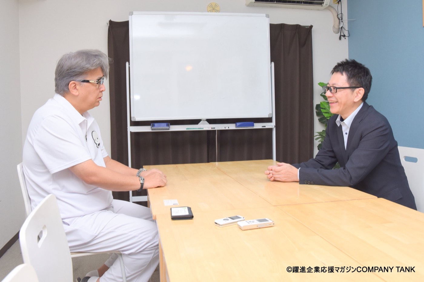 嶋大輔さんによる婚活Lab CMDの雑誌取材風景
