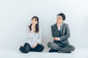 結婚相談所で会いたい相手について考える男女