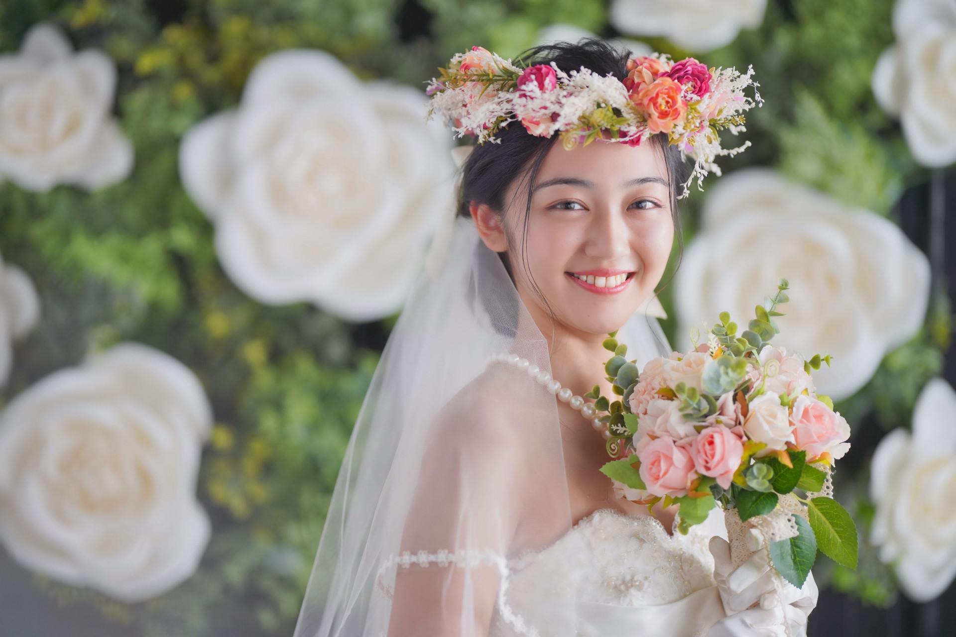自分の気持ちと婚活の進め方を相談する日本人女性